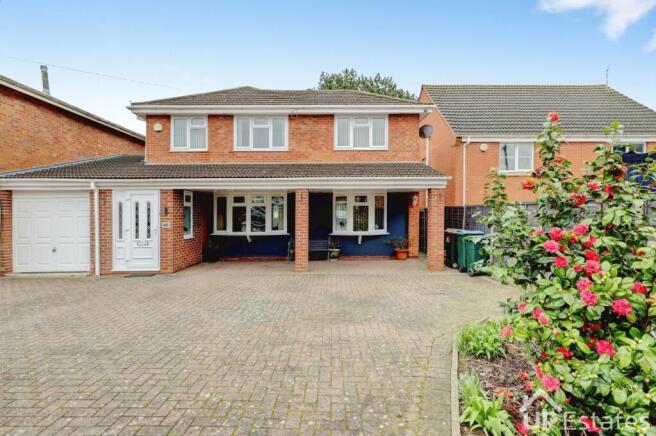 5 bed property, in Pembury Avenue, £430,000