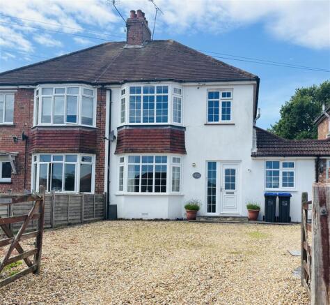 3 bed property, in Acacia Avenue, £465,000