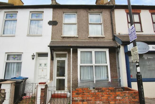 2 bed property, in Whitehorse Road, £325,000