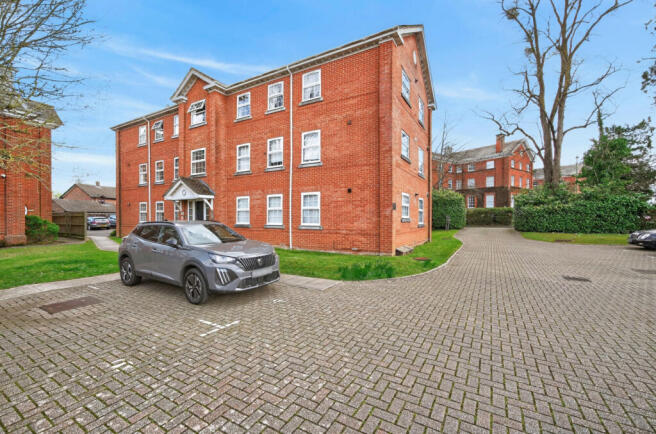 2 bed property, in Grosvenor Court, £220,000