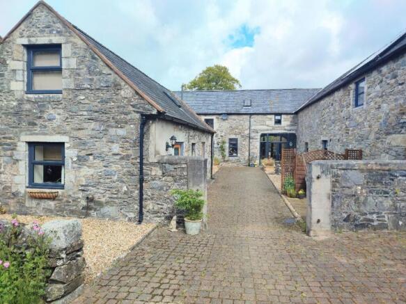 5 bed property, in Stable Lodge And Cottage, £390,000