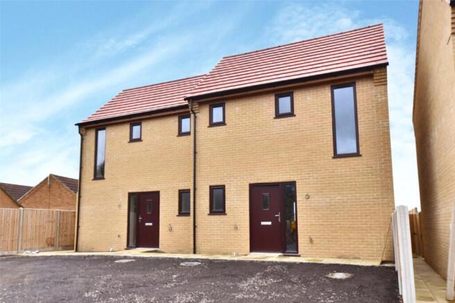 2 bed property, in Cuckoo Close, £230,000