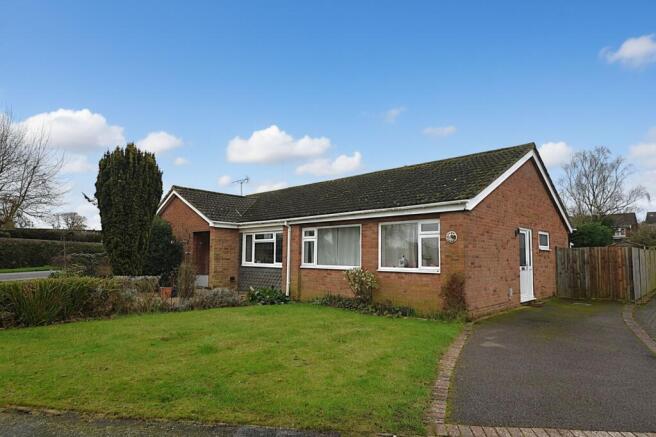 2 bed property, in Glebe Road, £265,000