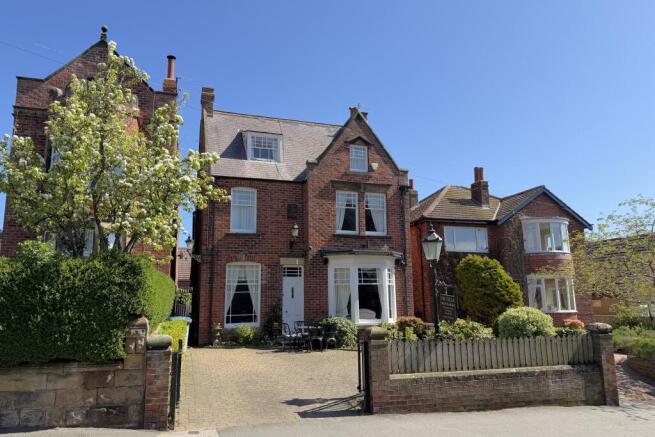 5 bed property, in The Villa, £695,000