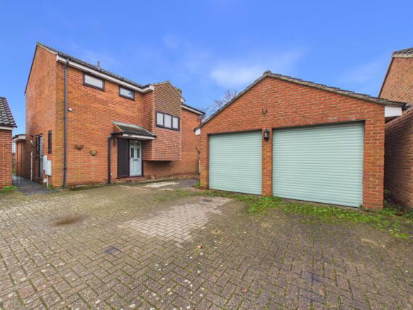 4 bed property, in Mountbatten Drive, £560,000