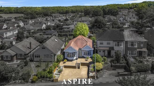 2 bed property, in Daws Heath, £500,000