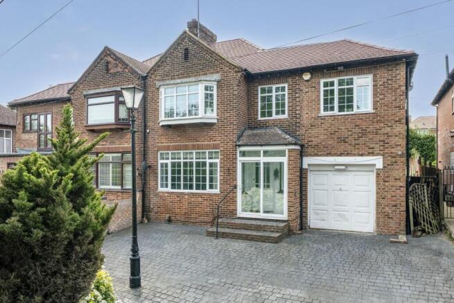 5 bed property, in The Avenue, £825,000