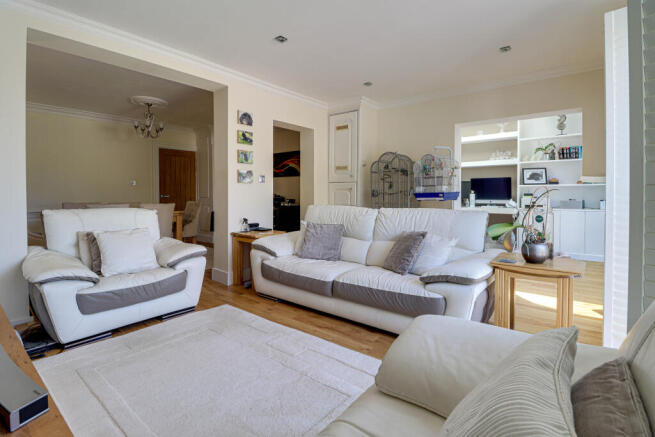 3 bed property, in Radlett Road, £625,000