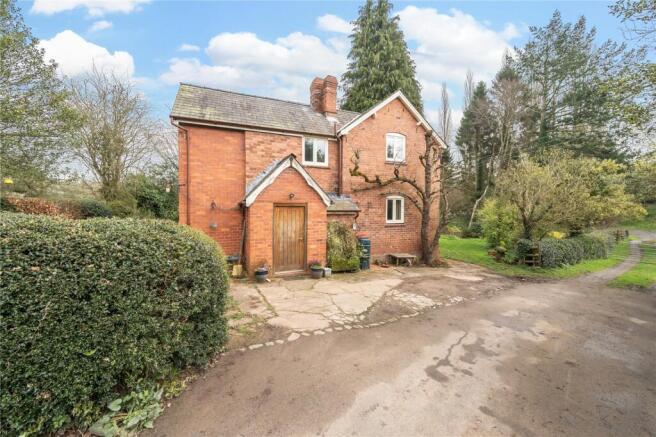 4 bed property, in Nash, £425,000