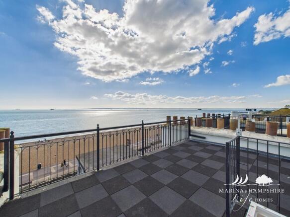 2 bed property, in Clearwater Apartments, £300,000