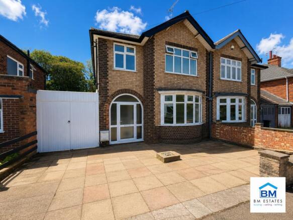 3 bed property, in Broadway Road, £395,000