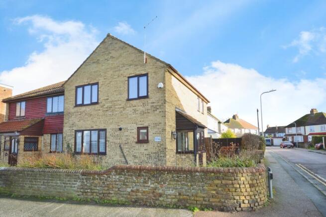 3 bed property, in High Street, £280,000