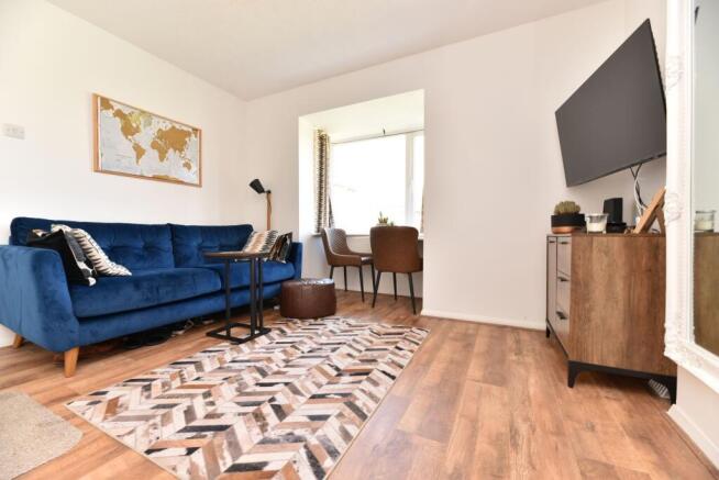 1 bed property, in Gainsborough Drive, £175,000