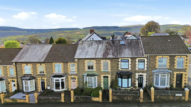4 bed property, in The Avenue, £150,000