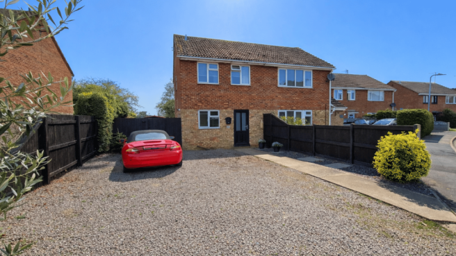 3 bed property, in Manor Close, £250,000