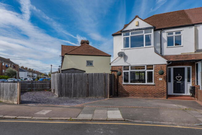 3 bed property, in Bourne Road, £600,000