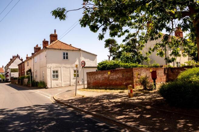 3 bed property, in High Street, £350,000