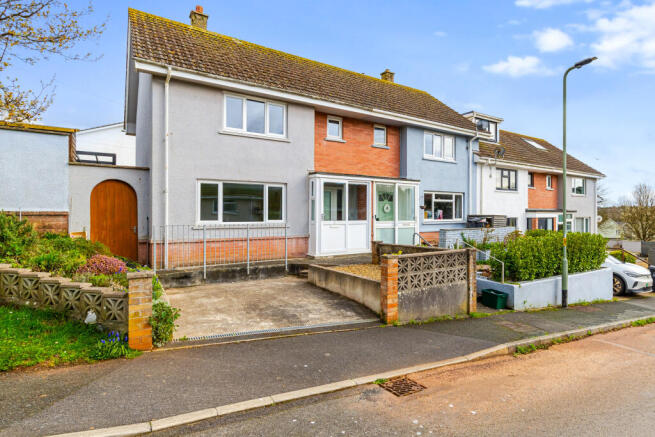 2 bed property, in Isigny Road, £260,000