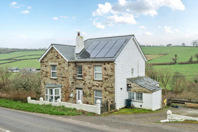 5 bed property, in Rosehill, £390,000