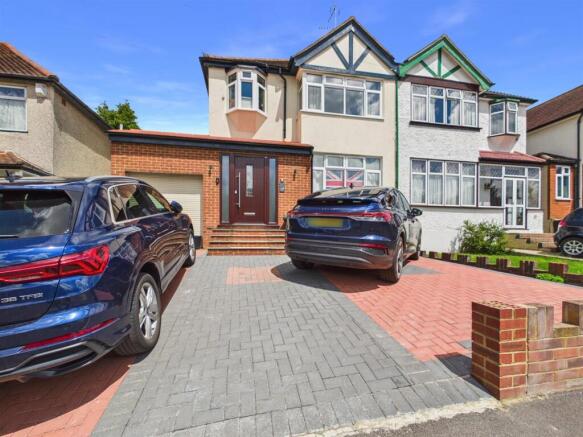 4 bed property, in Mead Way, £675,000