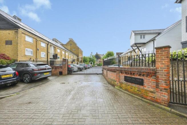 2 bed property, in Star Street, £250,000