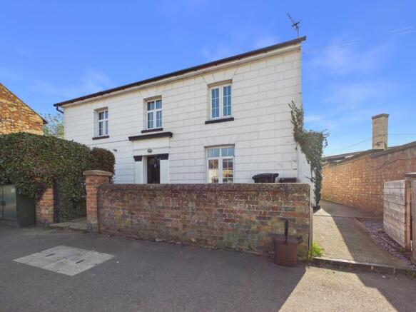 2 bed property, in Sun Street, £275,000