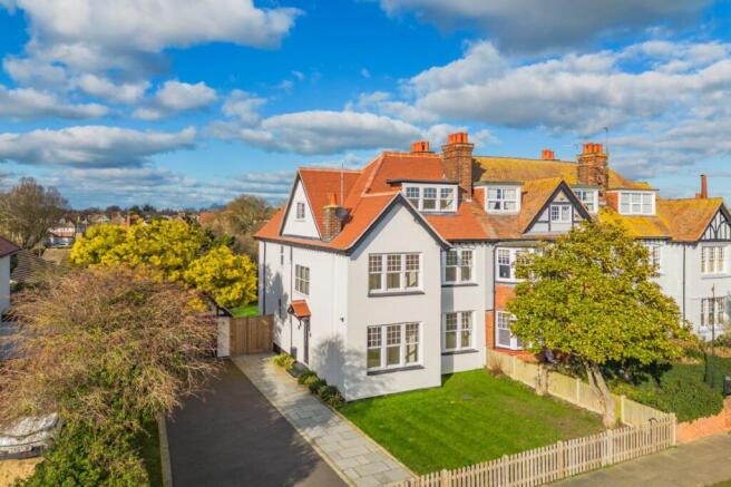 4 bed property, in Ashlyns Road, £895,000