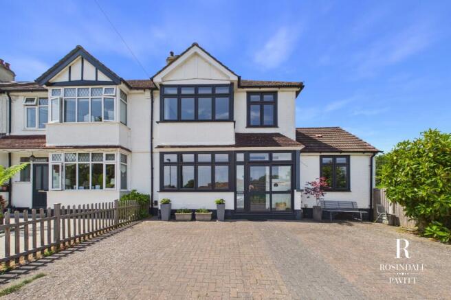 4 bed property, in Sheen Way, £685,000