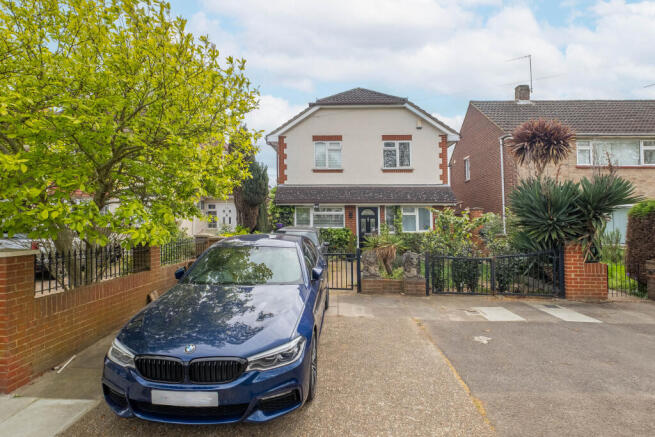 3 bed property, in Chertsey Road, £899,950