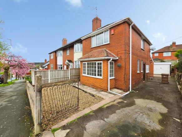 2 bed property, in Abbotts Drive, £150,000