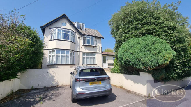 2 bed property, in Queens Park, £200,000