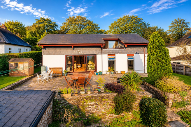 4 bed property, in Whitchurch Road, £685,000