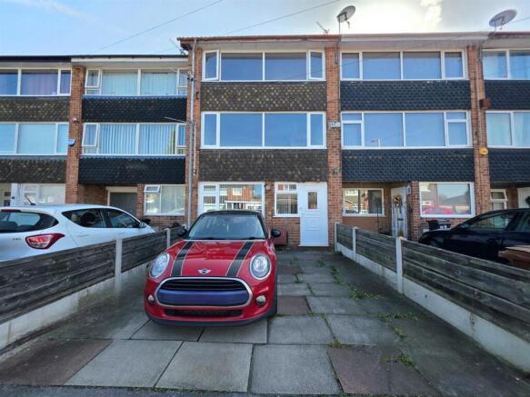 4 bed property, in Baslow Drive, £300,000