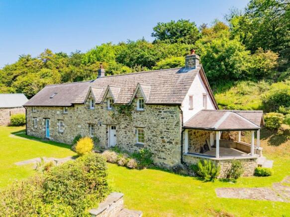 5 bed property, in Blaenporth, £595,000