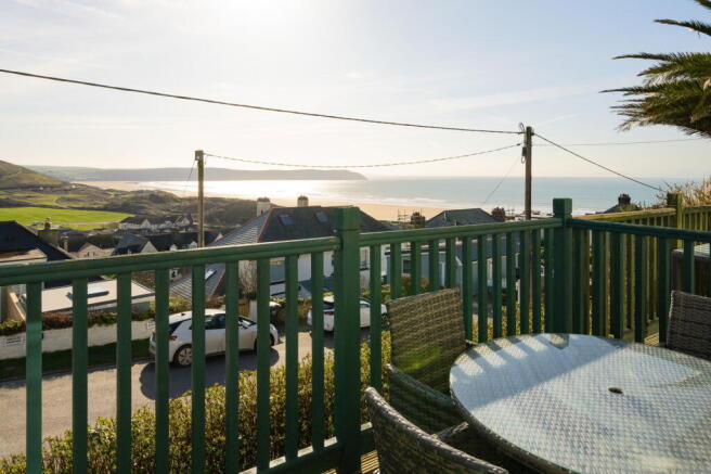 1 bed property, in Springfield Road, £285,000