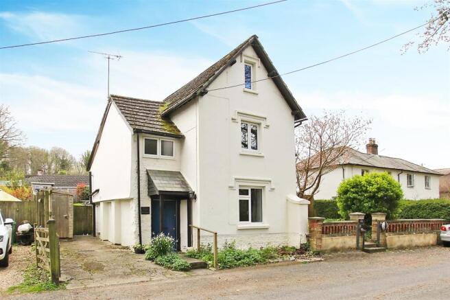 2 bed property, in Village Street, £350,000