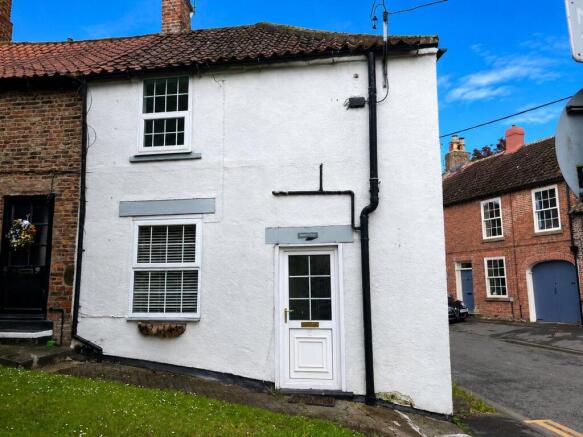 2 bed property, in Cockpit Hill, £130,000