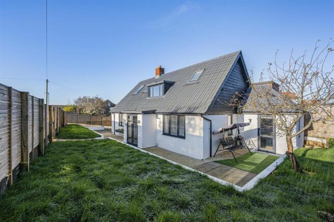 4 bed property, in Farm Close, £600,000