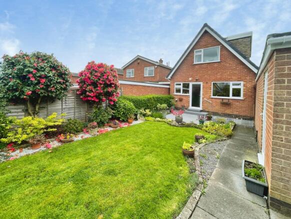 2 bed property, in Leconfield Road, £290,000