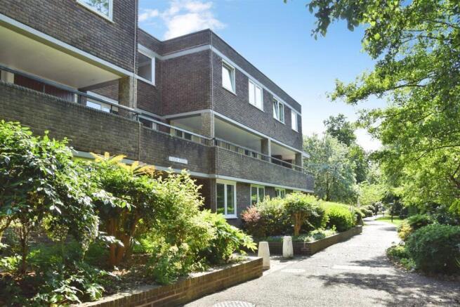 2 bed property, in Julius Court, £315,000