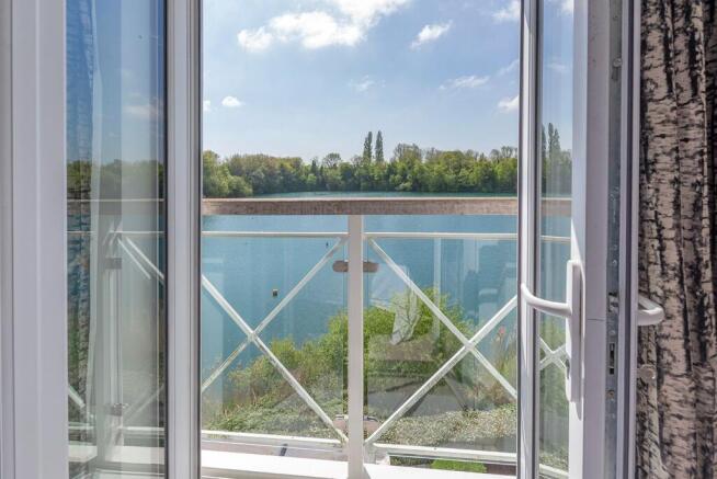 4 bed property, in Twelve Acres Road, £575,000
