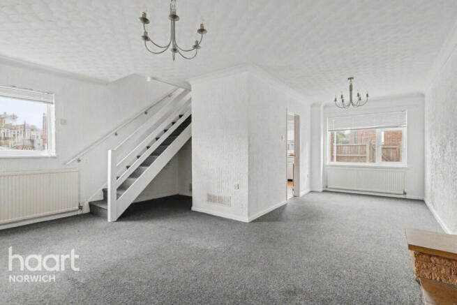 3 bed property, in Jolly Gardeners Court, £250,000
