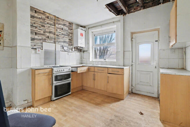2 bed property, in Denbigh Street, £80,000