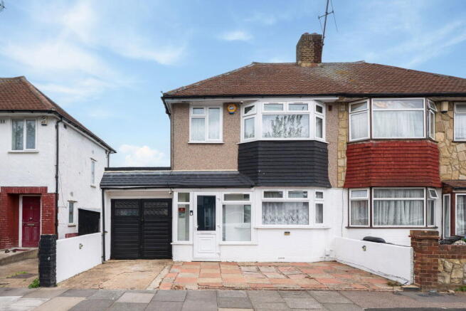 3 bed property, in Bracondale Road, £475,000