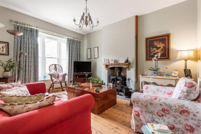 5 bed property, in Fore Place, £450,000