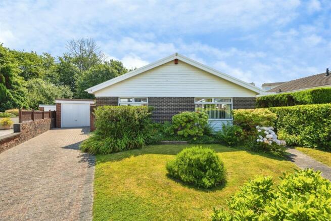 3 bed property, in Clos Bryndafydd, £335,000