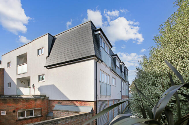 2 bed property, in London Road, £215,000