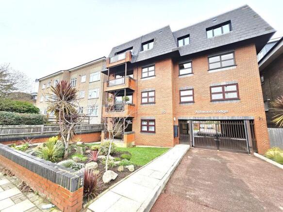 2 bed property, in 80 Station Road, £450,000