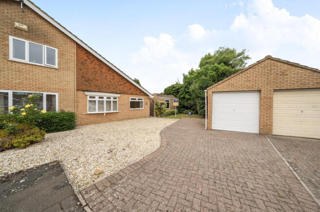 2 bed property, in Barrowby Gate, £300,000