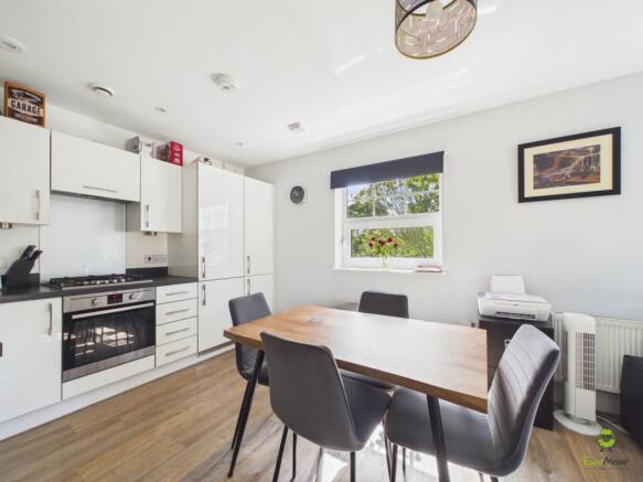 2 bed property, in Weir Road, £325,000